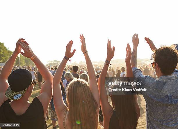 friends with raised hands at outside music festiva - music festival crowd 個照片及圖片檔