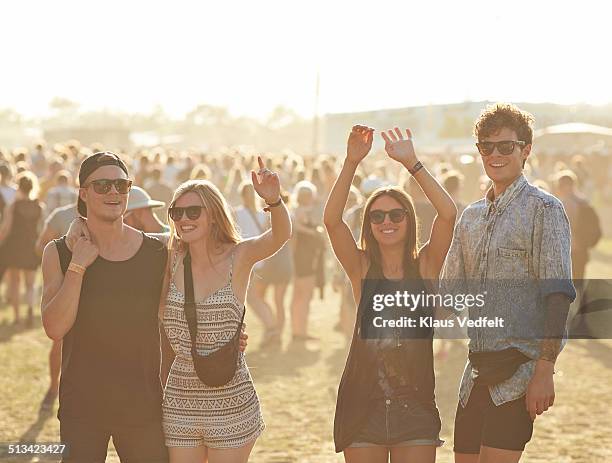 cheerful friends at music festival - music festival crowd 個照片及圖�片檔