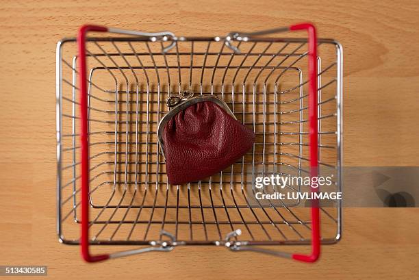 shopping basket with small purse - einkaufskorb stock-fotos und bilder