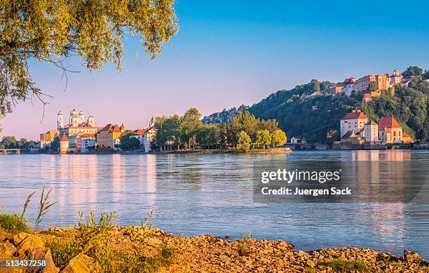 wunderschöne frühsommer morgen in passau - niederbayern stock-fotos und bilder