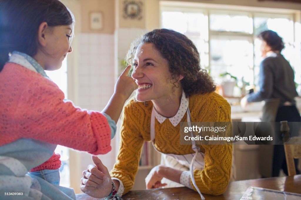 Madre e figlia che giocano in cucina