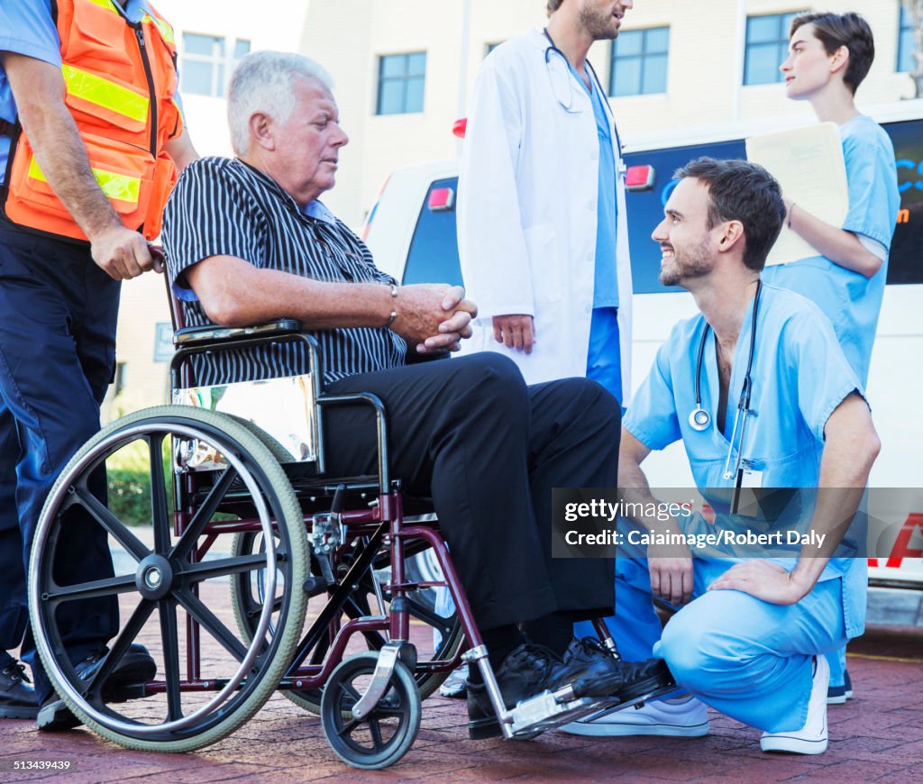 Enfermera hablando con el paciente fuera de la ambulancia