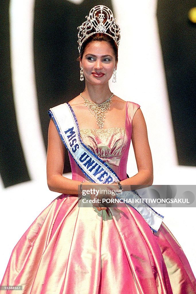 Miss Universe 2000, India' s Lara Dutta dress in T