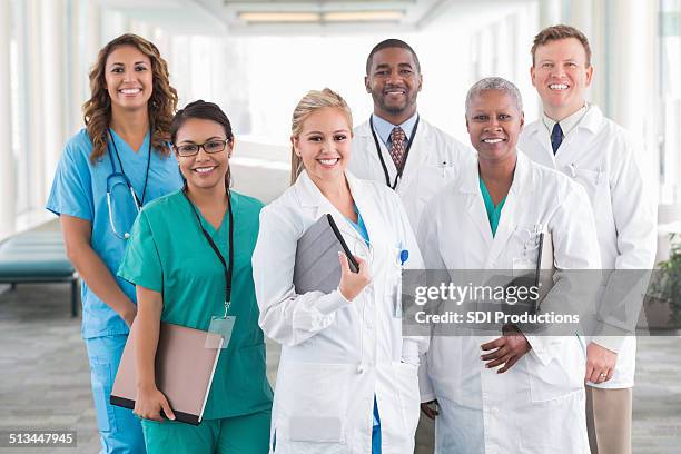 große vielfältige gruppe von krankenhaus-ärzte, chirurgen und krankenschwester spielen - hospital staff stock-fotos und bilder