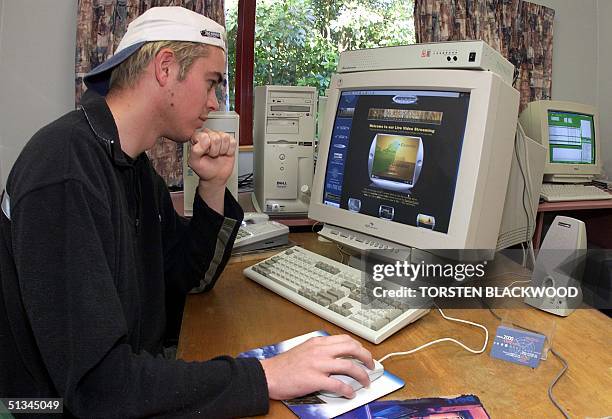 Computer Operator 90s Internet 1990s Photos and Premium High Res Pictures - Getty Images