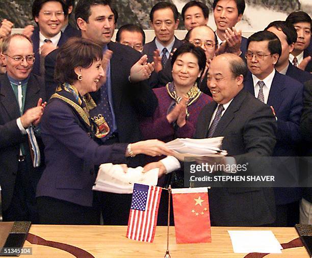 Trade Representative Charlene Barshefsky exchanges signed bilateral agreements on China's accession to the World Trade Organization with Chinese...