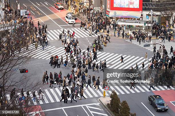 crowded people shapes yen currency at shibuya, japan - shibuya crossing photos et images de collection