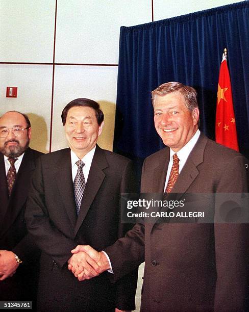 Chinese Premier Zhu Rongji shakes hands with Ontario Premier Mike Harris before a breakfast meeting with Chinese-Canadian business leaders in Toronto...