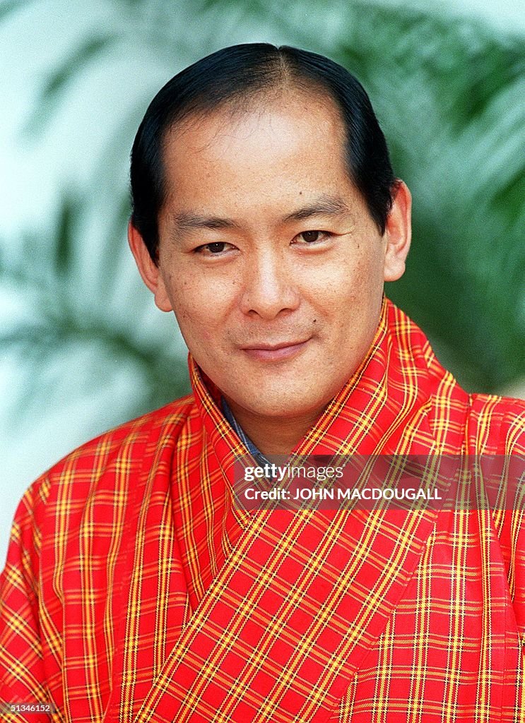 Bhutan's King Jigme Singye Wangchuck speaks to Ind
