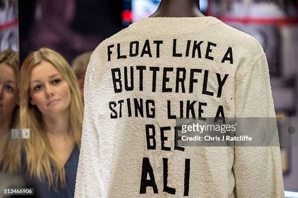 23 photos et images de Float Like A Butterfly Sting Like A Bee - Getty  Images