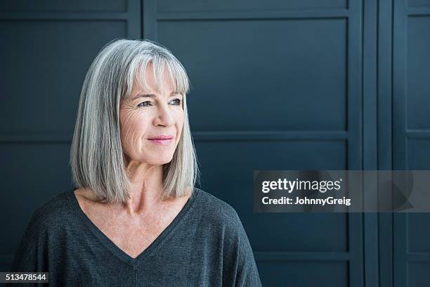 femme âgée avec des cheveux gris à la recherche de l'hôtel - cheveux gris photos et images de collection