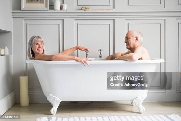 altes paar im bad gemeinsam lächeln - senioren in bad stock-fotos und bilder