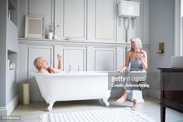 senior hombre de hablar con mujer en baño del hotel - taking a bath fotografías e imágenes de stock