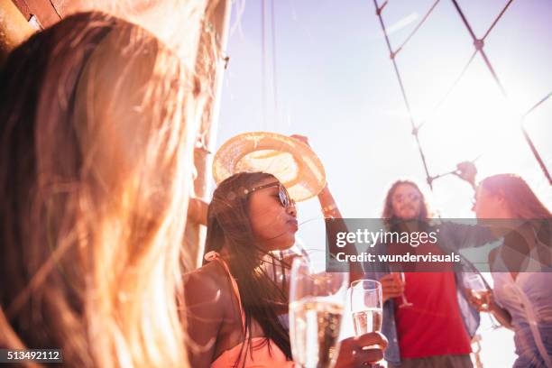 multi étnica menina em uma festa com os seus amigos e sunflare - 60161 imagens e fotografias de stock