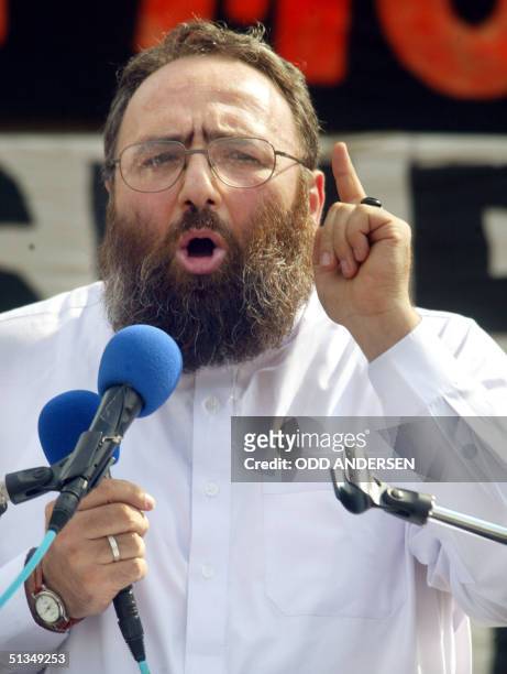 Radical muslim clerk Sheikh Omar Bakri Muhammad gestures while addressing devotees at the "Rally for Islam" at Trafalgar Square in central London, 25...
