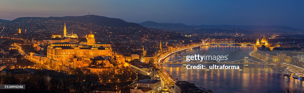 Paisagem urbana de Budapeste com Igreja de Matias, Ponte das Correntes e do Parlamento