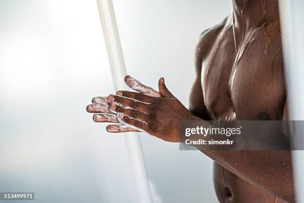 hombre africano teniendo ducha - hombre en la ducha fotografías e imágenes de stock