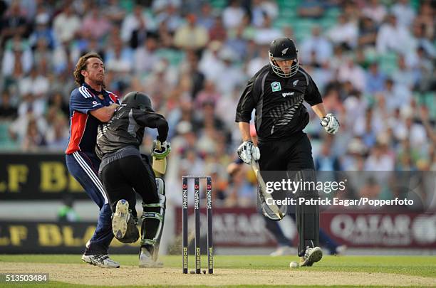 New Zealand batsman Grant Elliot collides with Ryan Sidebottom of England during the NatWest Series One Day International between England and New...