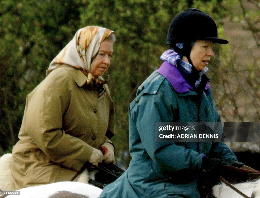 Queen Elizabeth II (L) and her daughter Princess A