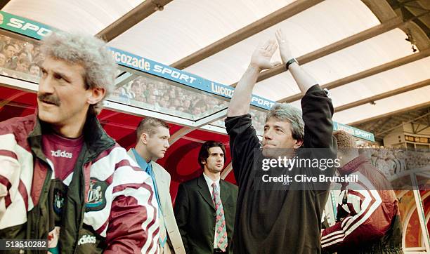 Newcastle United manager Kevin Keegan applauds the fans whilst Terry McDermott Steve Howey and Paul Kitson look on after the 1-1 draw in the FA...