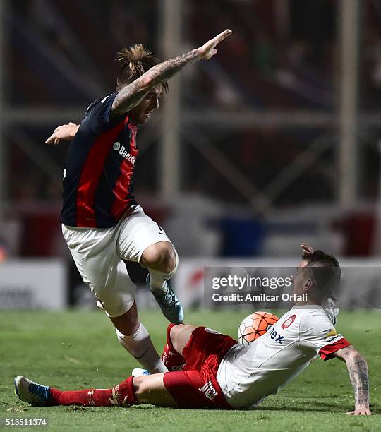 Julio Alberto Buffarini, of San Lorenzo, and Dario Bottinelli, of Toluca, during a group stage match between San Lorenzo and Toluca as part of Copa...