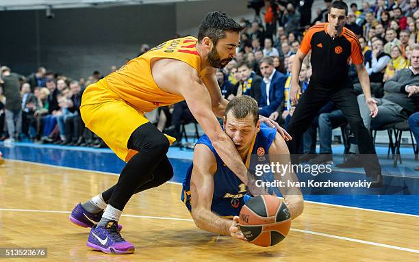 Juan Carlos Navarro, #11 of FC Barcelona Lassa competes with Sergey Monia, #12 of Khimki Moscow Region during the 2015-2016 Turkish Airlines...