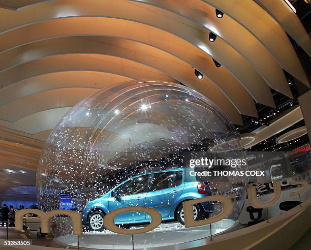 The new Renault Modus is on display during the press day at the Paris car show on the eve of the opening day 24 September 2004. AFP PHOTO THOMAS COEX