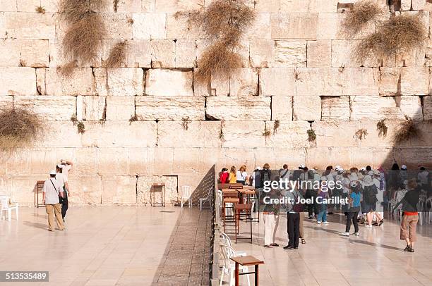 separação entre homens e mulheres no muro das lamentações - bairro judeu jerusalém imagens e fotografias de stock