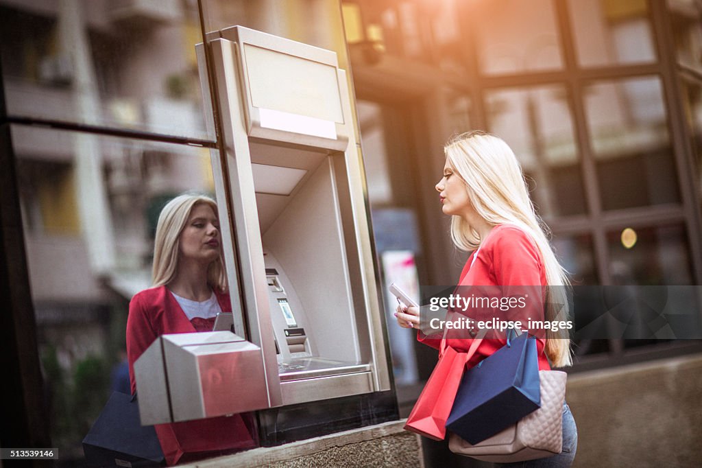 Junge Frau mit Kreditkarte