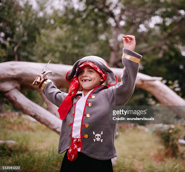 junge verkleidet als pirat begeistert mit offenes lächeln - pirat stock-fotos und bilder