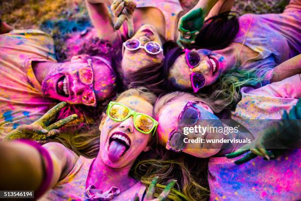 gruppo multi-etnico prendendo un selfie un holi festival - holi foto e immagini stock