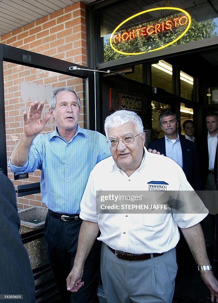 US President George W. Bush (L) walks wi