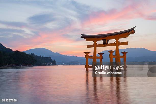 itsukushima shinto-schrein auf insel miyajima in japan - miyajima stock-fotos und bilder