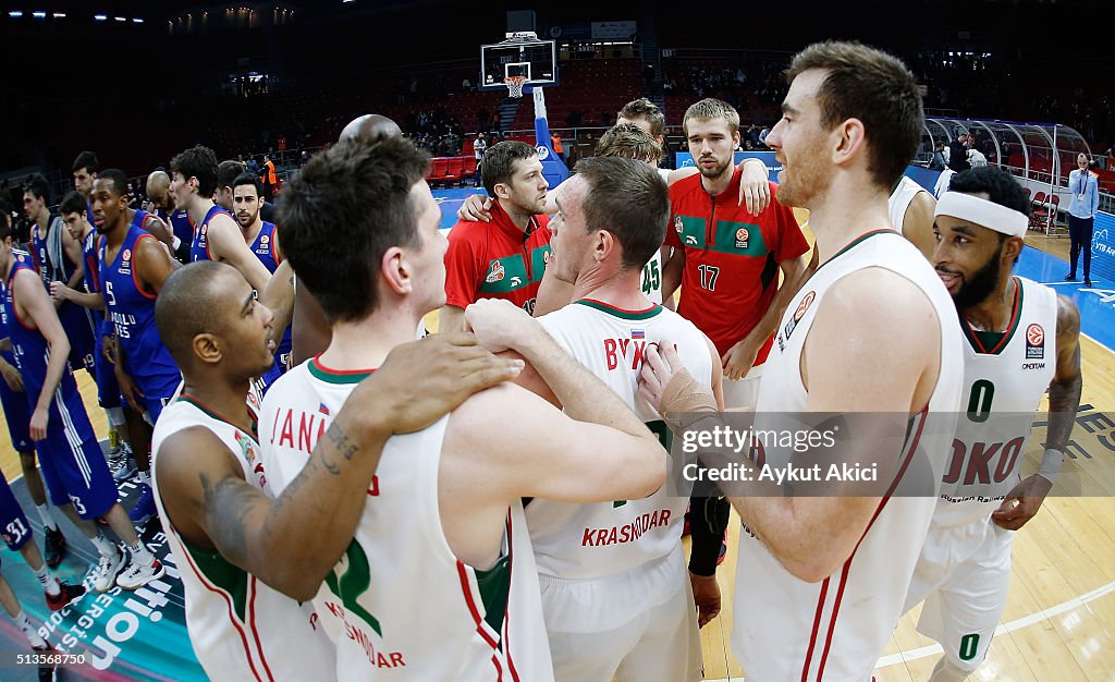 Anadolu Efes Istanbul v Lokomotiv Kuban Krasnodar - Turkish Airlines Euroleague