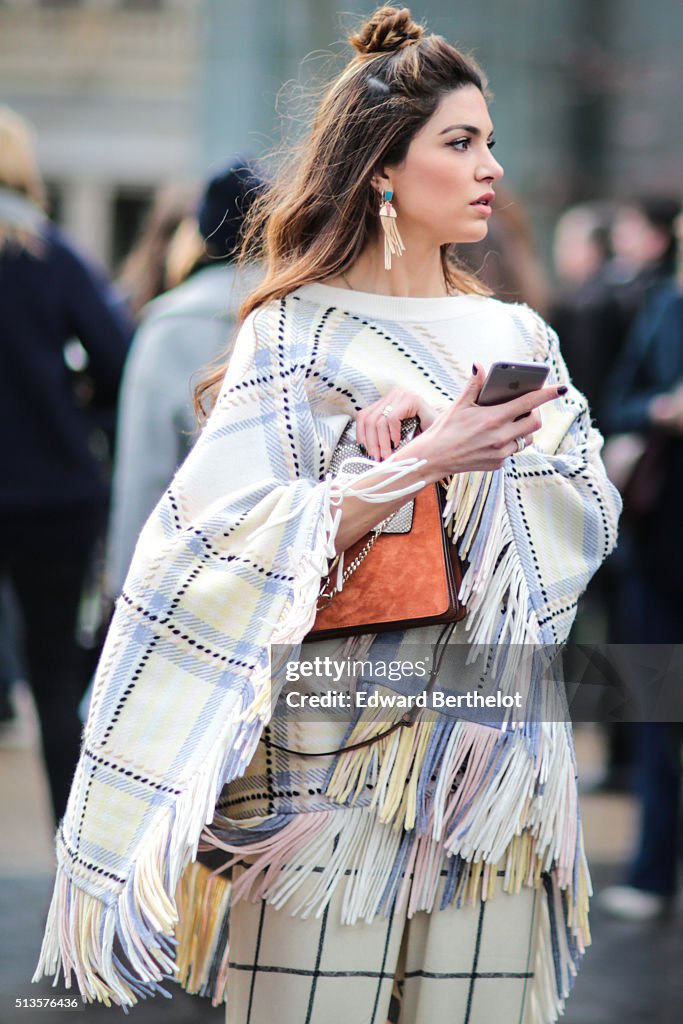 Street Style -Paris Fashion Week : Day Three - Womenswear Fall Winter 2016/2017