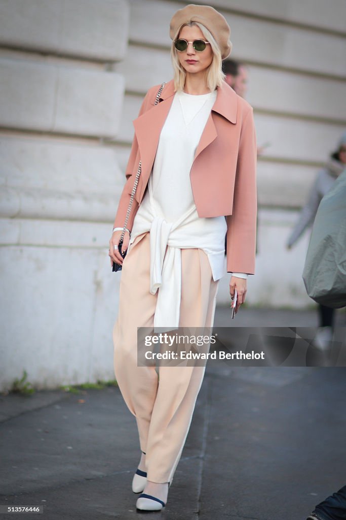 Street Style -Paris Fashion Week : Day Three - Womenswear Fall Winter 2016/2017