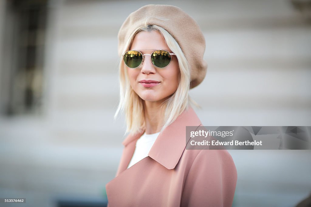 Street Style -Paris Fashion Week : Day Three - Womenswear Fall Winter 2016/2017