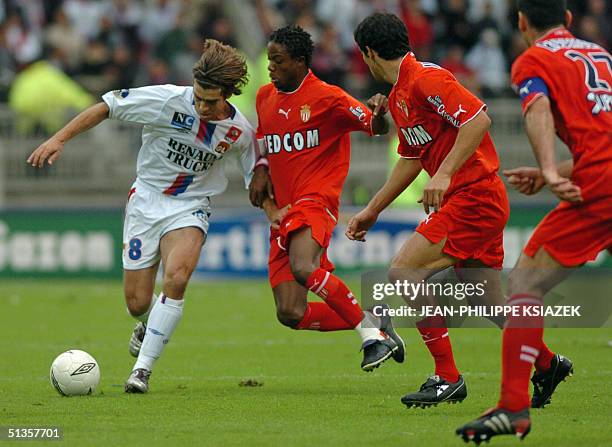 Lyon's midfielder Junhino vies with Monaco's defender Julien Rodriguez during their French L1 football match, 25 September 2004 at the Gerland's...