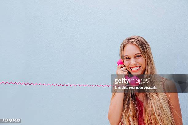 lächelnd mädchen auf jahrgang telefon - vintage telephone stock-fotos und bilder