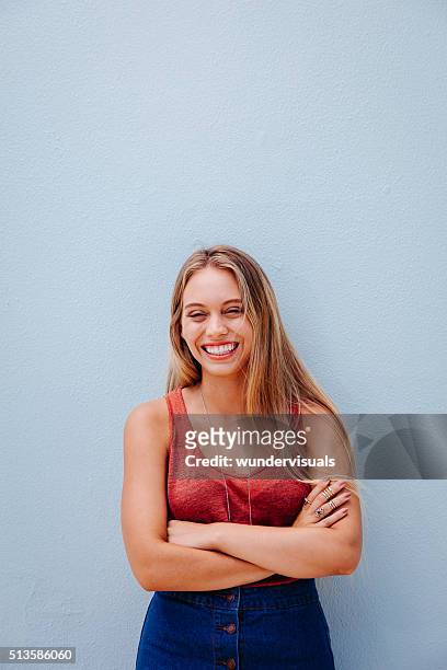 porträt von einem lächelnden jungen blonden lächelnden mädchen - blonde girl smiling stock-fotos und bilder