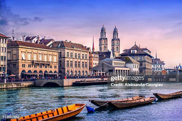 catedral de grossmunster com rio limmat ao pôr do sol em zurique - swiss culture imagens e fotografias de stock