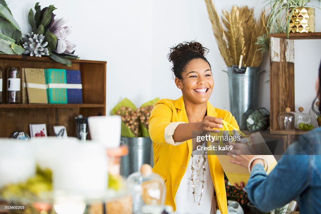 Saleswoman helfen Kunden