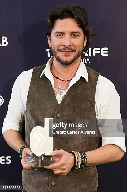 Spanish singer Manu Carrasco attends the "Cadena Dial" 2015 awards press room at the Recinto Ferial on March 3, 2016 in Tenerife, Spain.