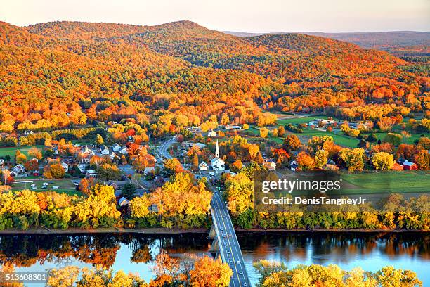 pioneer valley im herbst - fluss connecticut river stock-fotos und bilder