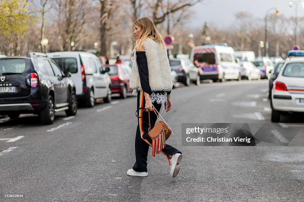 Street Style -Paris Fashion Week : Day Three Womenswear Fall Winter 2016/2017