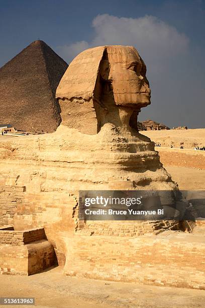 great sphinx and pyramid of khufu - cheopspyramide stock-fotos und bilder