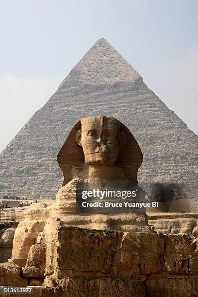 great sphinx and pyramid of khafre - esfinge fotografías e imágenes de stock