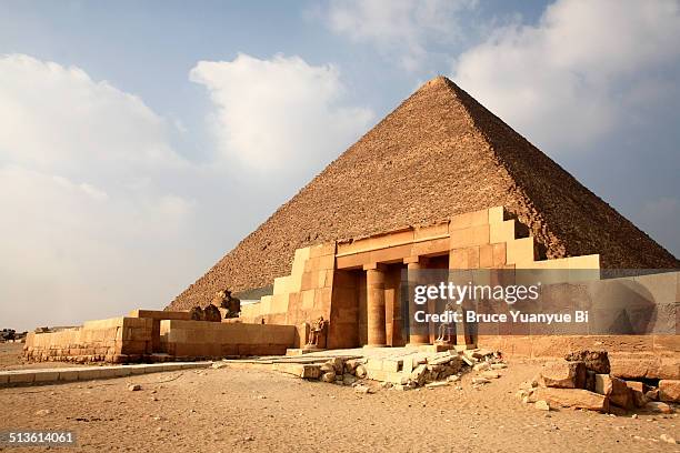 khufu pyramid - pyramid entrance stock pictures, royalty-free photos & images