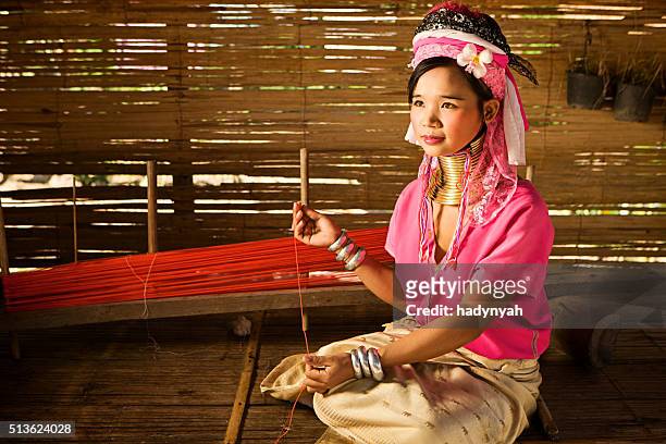 portrait de femme de long neck karen tribu - ethnie padaung photos et images de collection