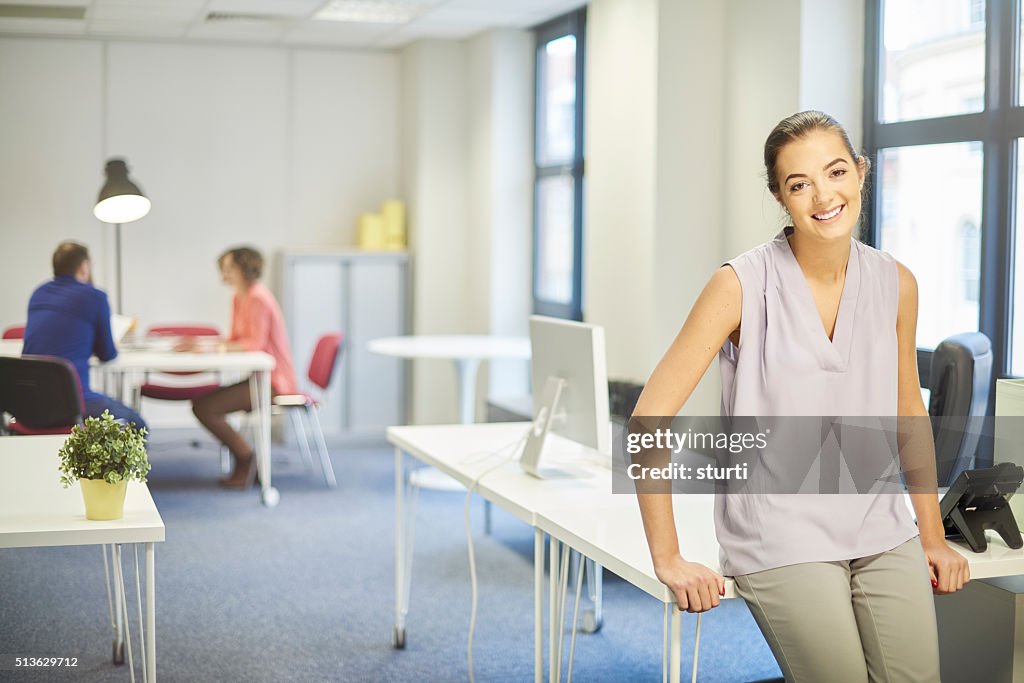 Junge Frau in einem modernen Büro